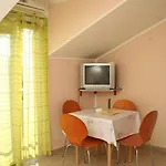 Apartment With Swimming Pool - 4166