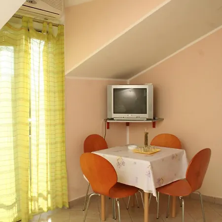 Apartment With Swimming Pool - 4166