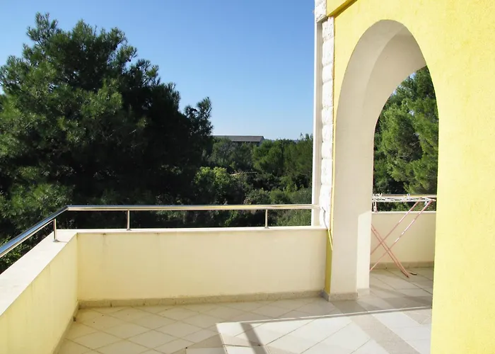 Apartment With Swimming Pool - 4166